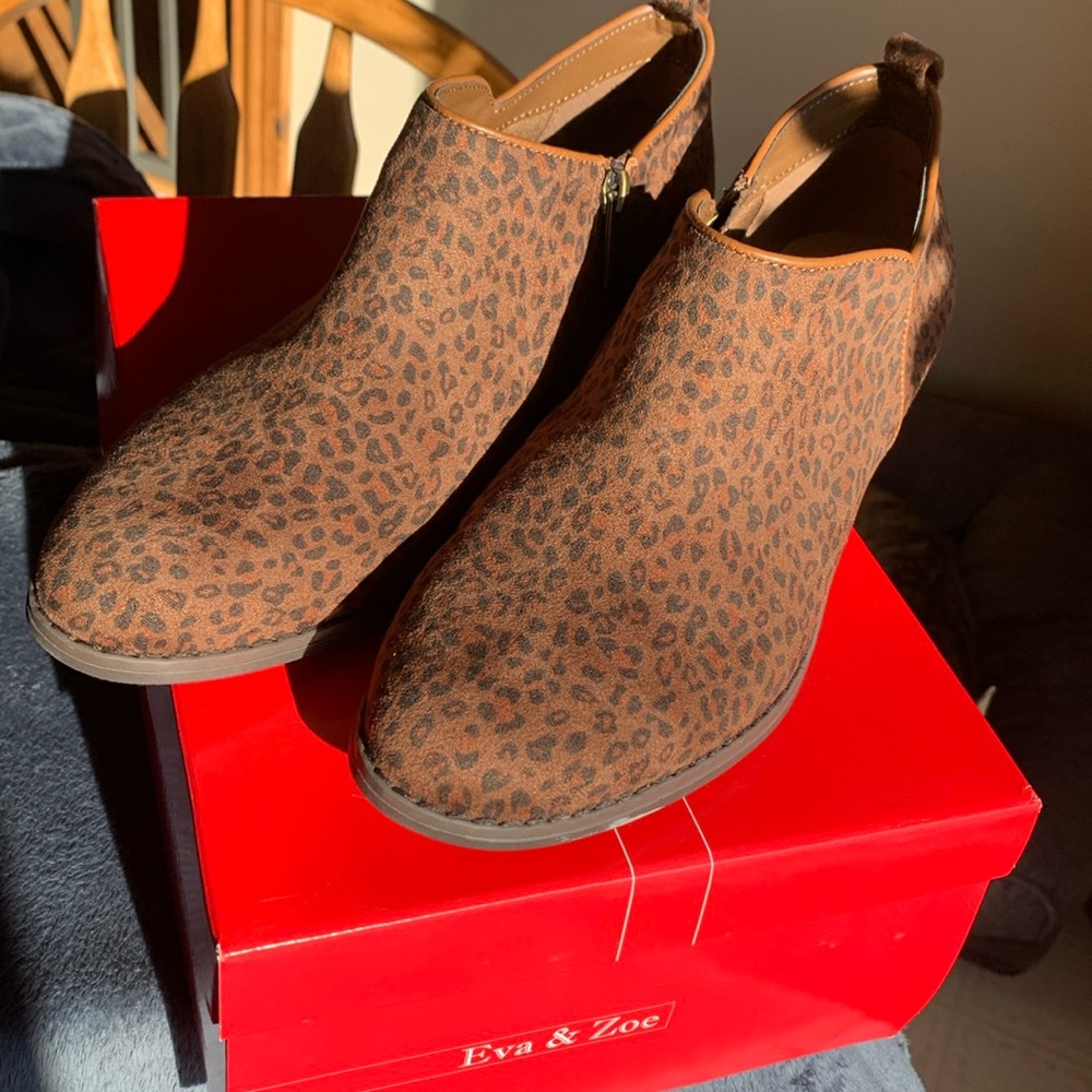 NIB Eva & Zoe Leopard Booties